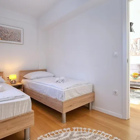 Perla With Free Parking Apartment